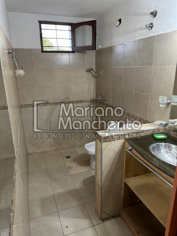 Moderna Casa en Dos Niveles - Venta en Barrio Los Platanos