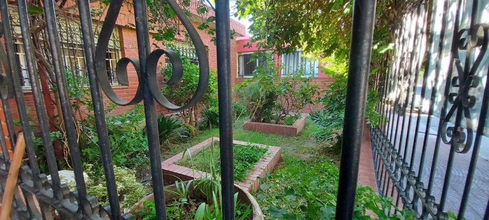 Barrio Los Naranjos, excelente casa más departamento para la venta.