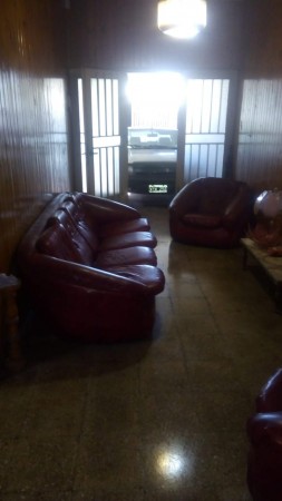 Barrio Los Naranjos, excelente casa más departamento para la venta.