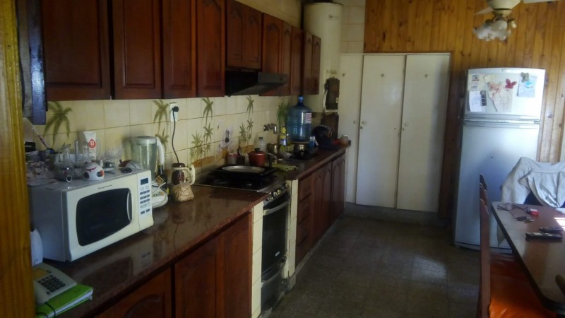 Barrio Los Naranjos, excelente casa más departamento para la venta.