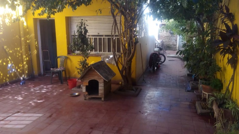 Barrio Los Naranjos, excelente casa más departamento para la venta.