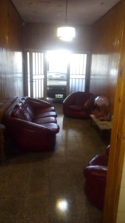 Barrio Los Naranjos, excelente casa más departamento para la venta.