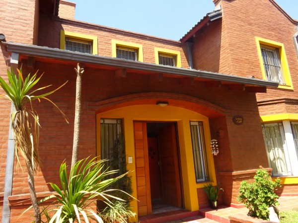 Hermosa casa de dos pisos en B°  Parque Capital 