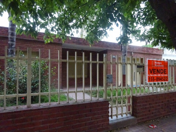 Villa Adela, linda zona, apta banco.-