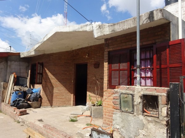 Barrio Villa Adela,  dos propiedades en un mismo terreno. Oportunidad de inversion