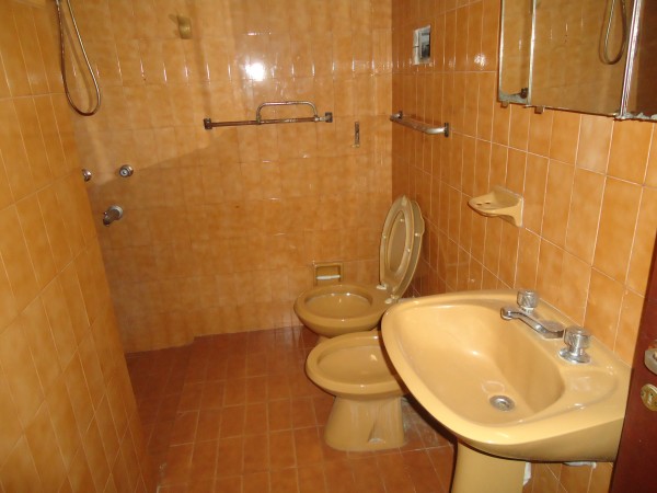 Villa Adela, linda zona, apta banco.-