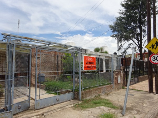 SE VENDE CASA MÁS DEPARTAMENTO EN BARRIO MATIENZO, EXCELENTE ENTORNO 