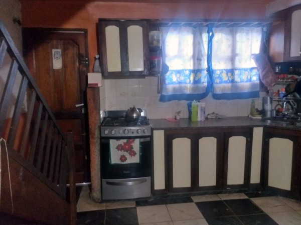SE VENDE CASA DE DOS PLANTAS MÁS GALPÓN EN BARRIO SAN ROQUE