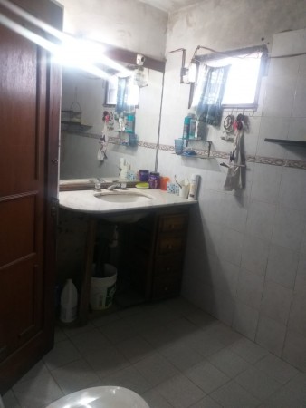 SE VENDE CASA DE DOS PLANTAS MÁS GALPÓN EN BARRIO SAN ROQUE