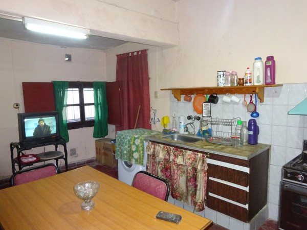 Villa Adela, linda zona a metros de calle principal del barrio.- 
