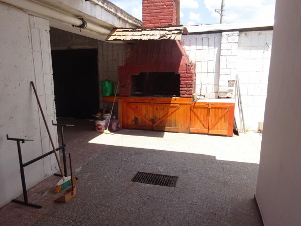Barrio Los Granados, se vende propiedad con galpon. ACTUALMENTE CON RENTA.- 