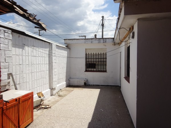 Barrio Los Granados, se vende propiedad con galpon. ACTUALMENTE CON RENTA.- 
