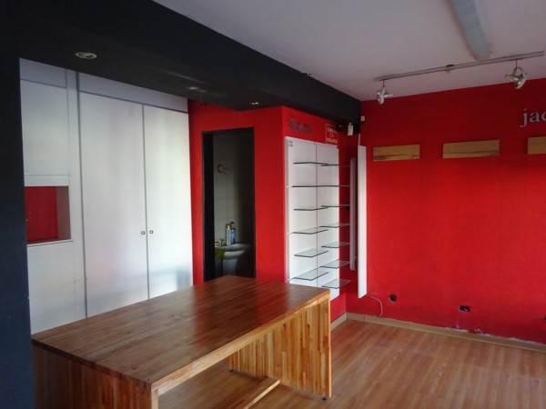 Se alquila excelente local en plena zona comercial