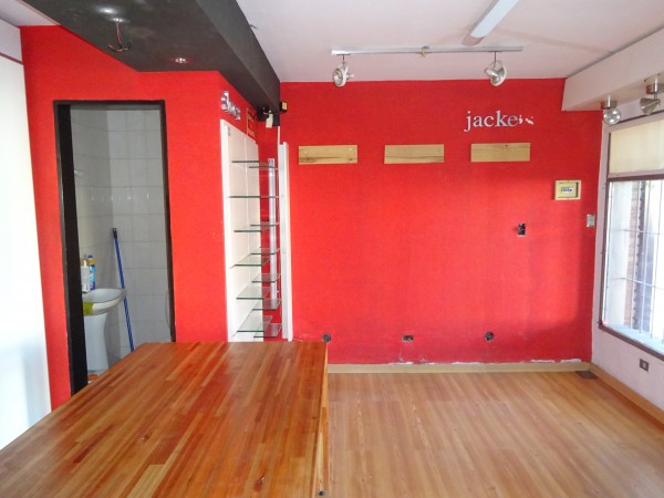 Se alquila excelente local en plena zona comercial