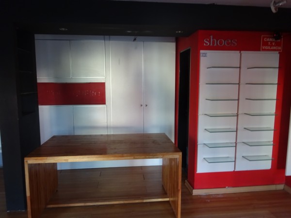 Se alquila excelente local en plena zona comercial