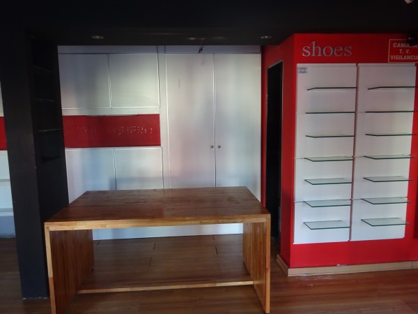 Se alquila excelente local en plena zona comercial