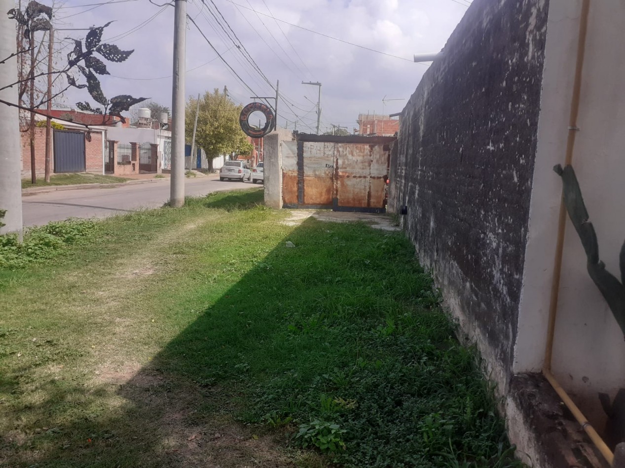 Villa Adela, Hermosa zona, sobre calle Roque Arias.- 