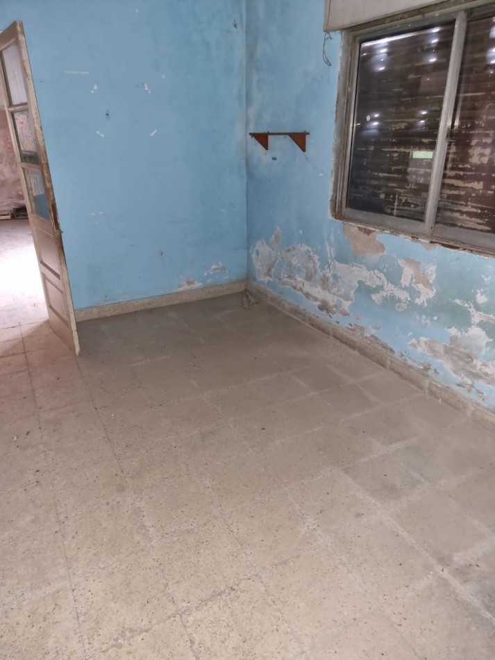 SE VENDE CASA PARA RECICLAR,PARQUE VELEZ SARSFIELD 