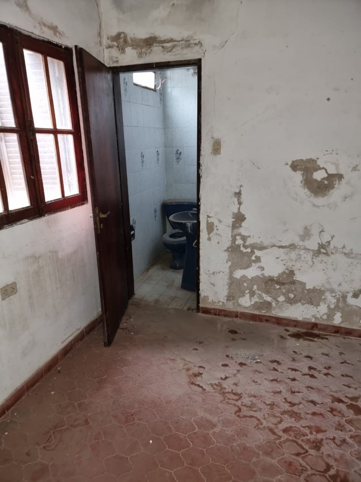 SE VENDE CASA PARA RECICLAR,PARQUE VELEZ SARSFIELD 
