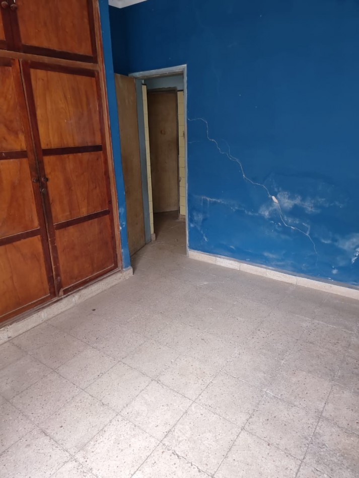 SE VENDE CASA PARA RECICLAR,PARQUE VELEZ SARSFIELD 