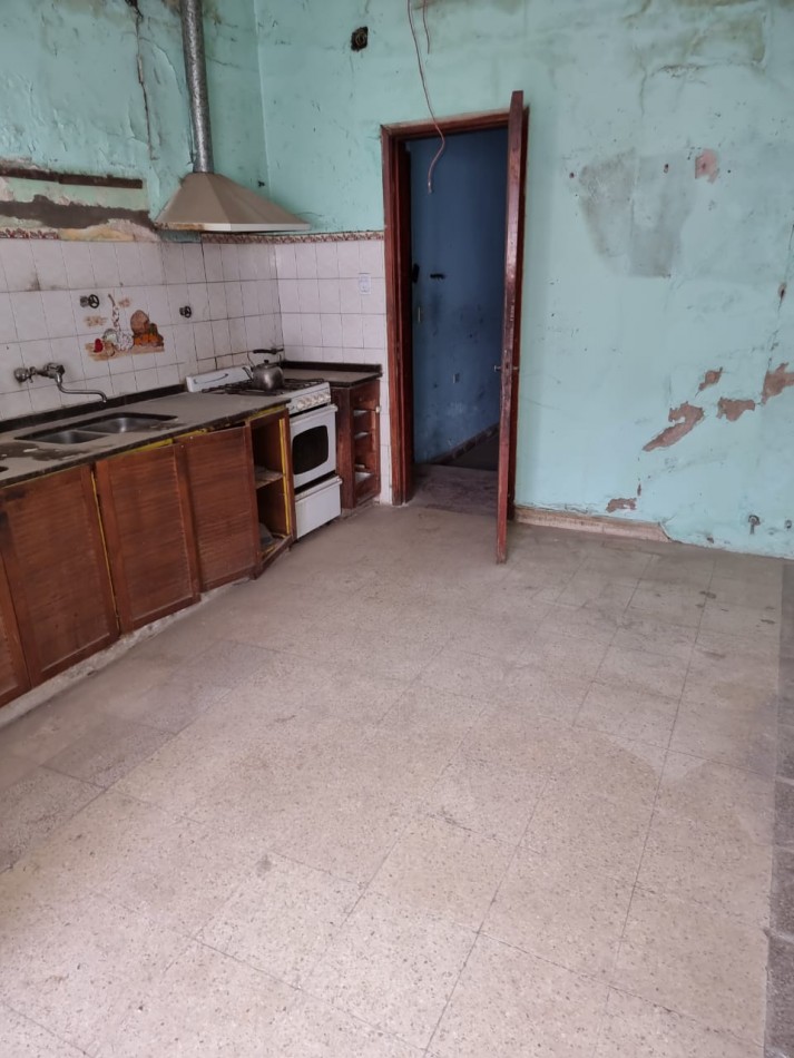 SE VENDE CASA PARA RECICLAR,PARQUE VELEZ SARSFIELD 