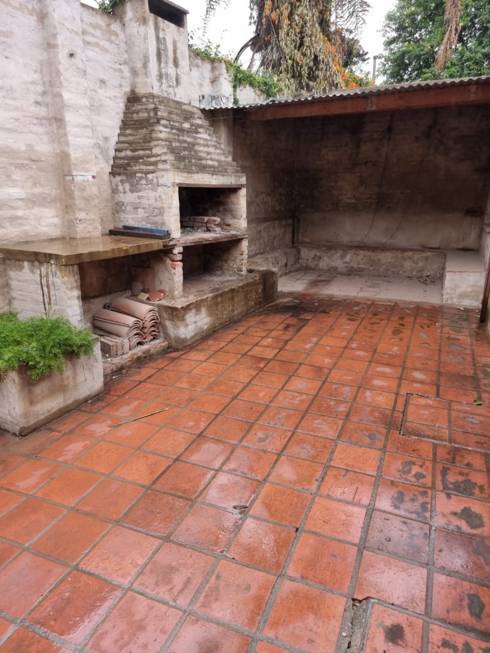 SE VENDE CASA PARA RECICLAR,PARQUE VELEZ SARSFIELD 
