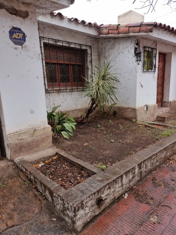 SE VENDE CASA PARA RECICLAR,PARQUE VELEZ SARSFIELD 
