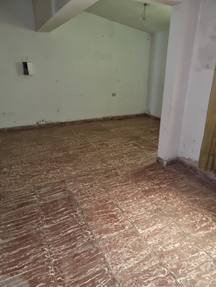 SE VENDE CASA PARA RECICLAR,PARQUE VELEZ SARSFIELD 