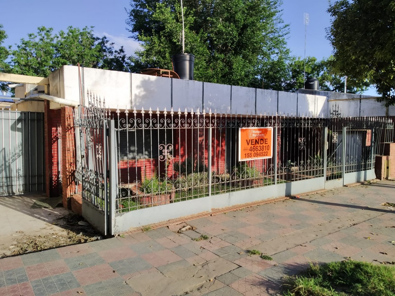 BARRIO SAN ROQUE, SE VENDE CASA CON DEPARTAMENTO, SOBRE CALLE PRINCIPAL DEL BARRIO