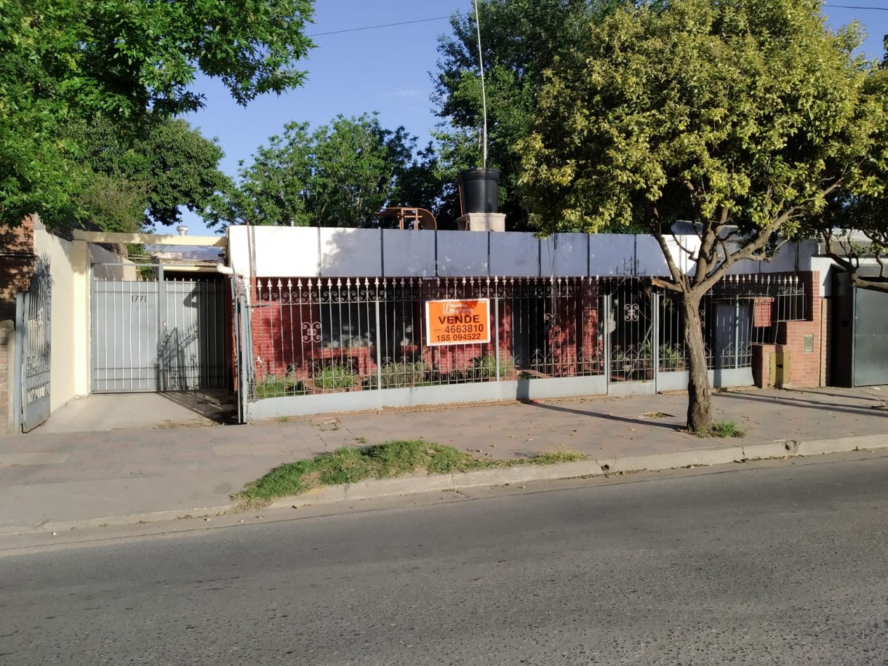 BARRIO SAN ROQUE, SE VENDE CASA CON DEPARTAMENTO, SOBRE CALLE PRINCIPAL DEL BARRIO