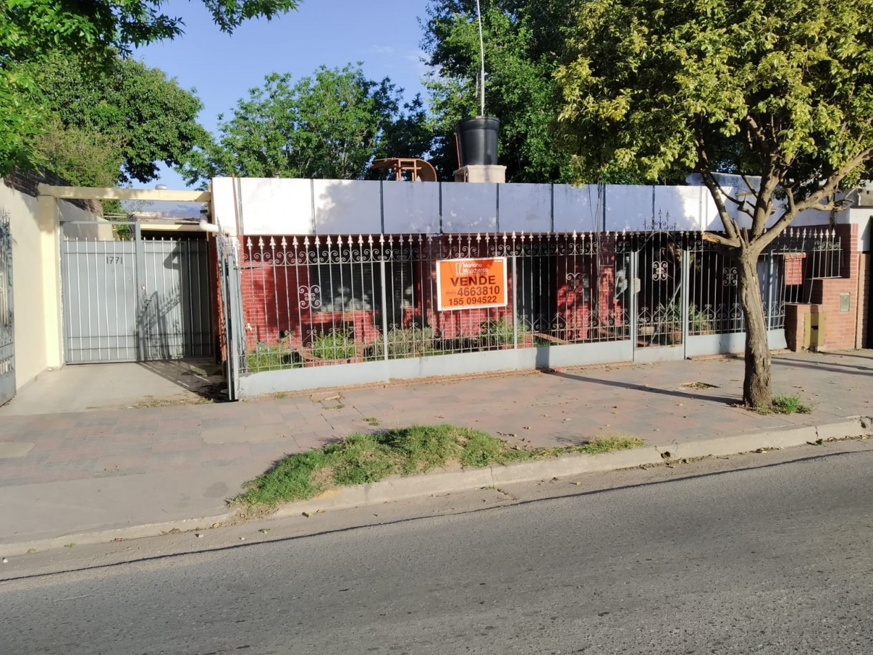 BARRIO SAN ROQUE, SE VENDE CASA CON DEPARTAMENTO, SOBRE CALLE PRINCIPAL DEL BARRIO