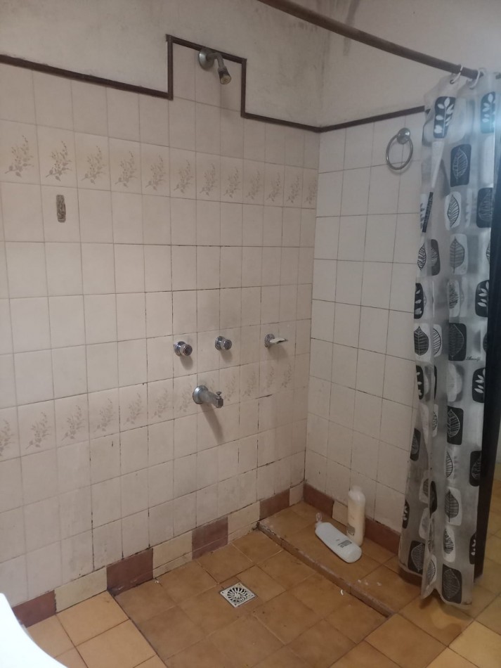 BARRIO PRIMERA JUNTA, SE VENDE CASA CON GALPON 