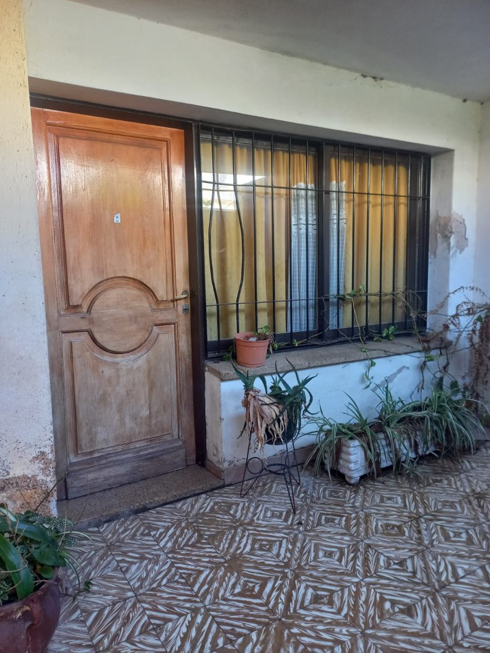 BARRIO PRIMERA JUNTA, SE VENDE CASA CON GALPON 