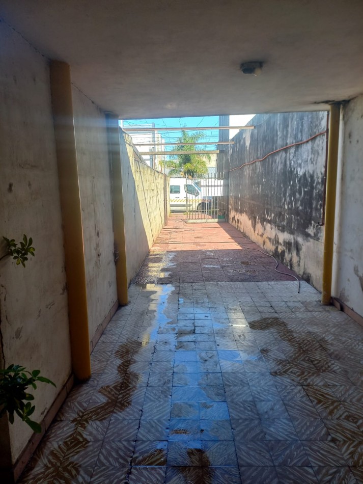 BARRIO PRIMERA JUNTA, SE VENDE CASA CON GALPON 