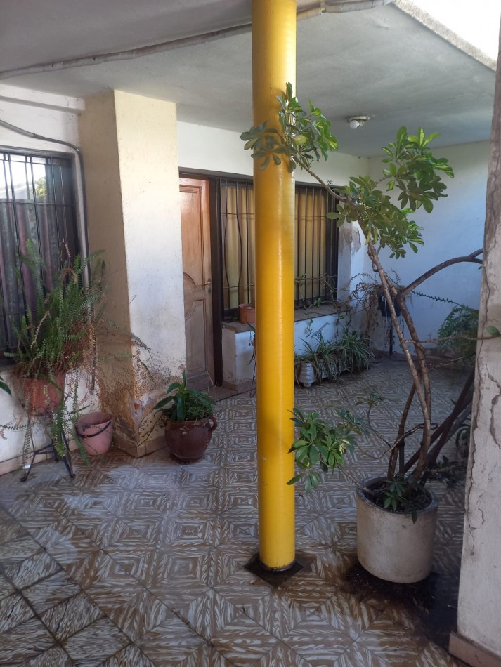 BARRIO PRIMERA JUNTA, SE VENDE CASA CON GALPON 