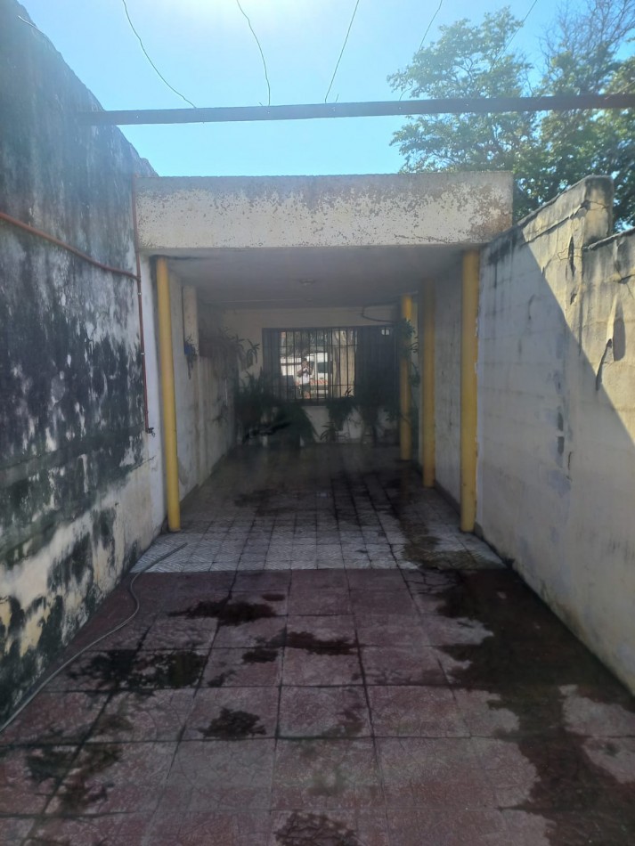 BARRIO PRIMERA JUNTA, SE VENDE CASA CON GALPON 
