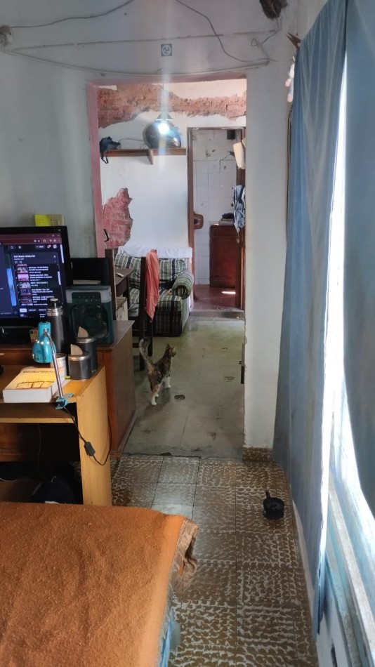 VILLA ADELA, LINDA ZONA, AMPLIA VIVIENDA.-  