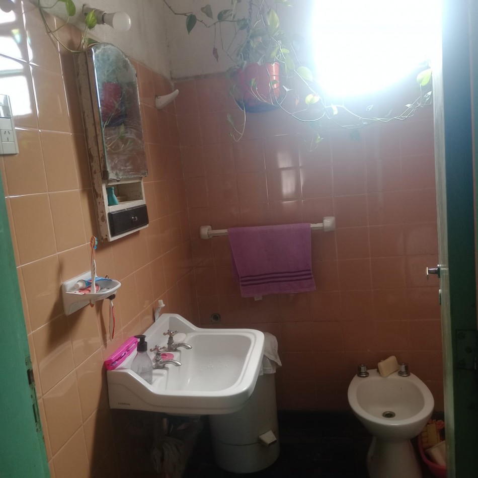 VILLA ADELA, LINDA ZONA, AMPLIA VIVIENDA.-  