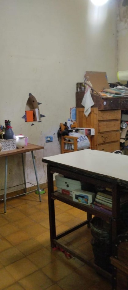 VILLA ADELA, LINDA ZONA, AMPLIA VIVIENDA.-  