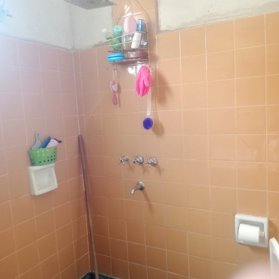 VILLA ADELA, LINDA ZONA, AMPLIA VIVIENDA.-  