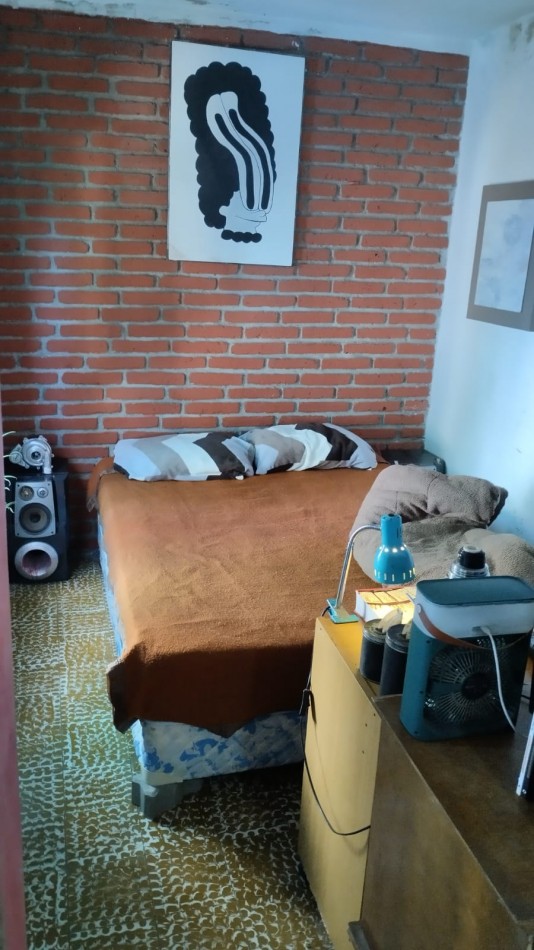 VILLA ADELA, LINDA ZONA, AMPLIA VIVIENDA.-  