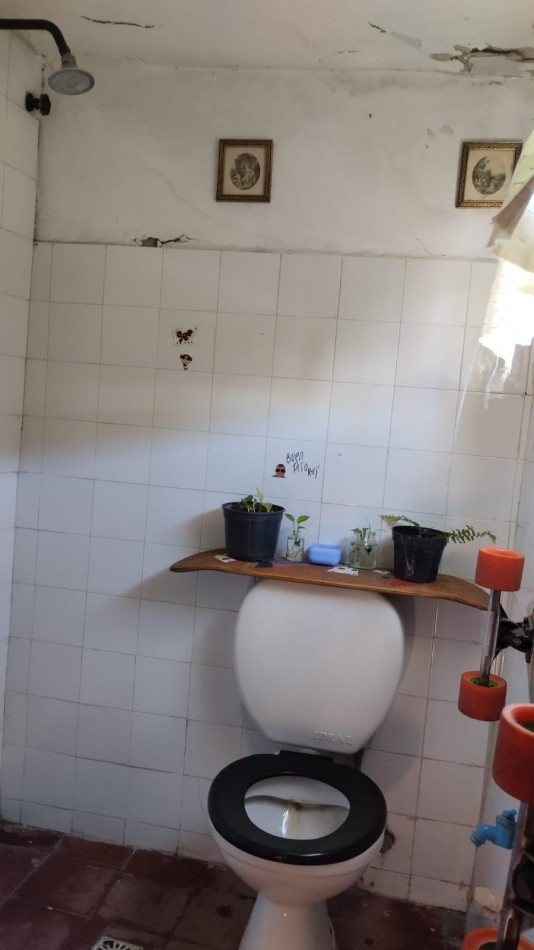VILLA ADELA, LINDA ZONA, AMPLIA VIVIENDA.-  