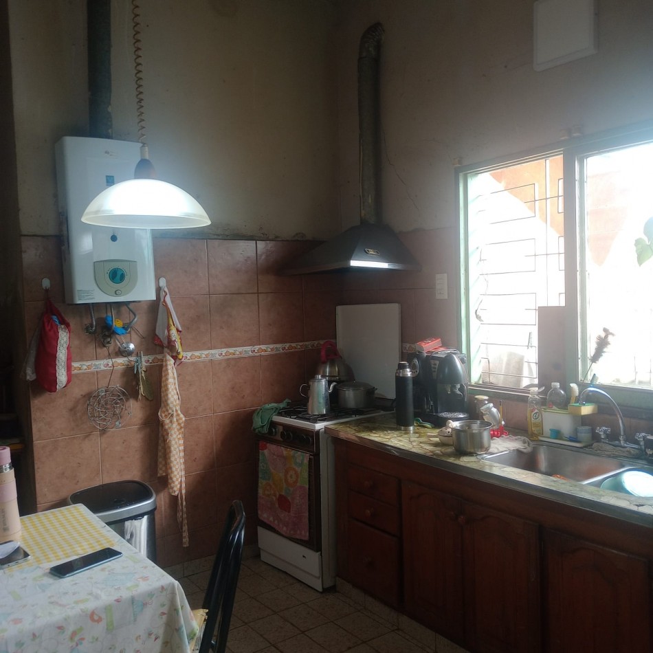 VILLA ADELA, LINDA ZONA, AMPLIA VIVIENDA.-  