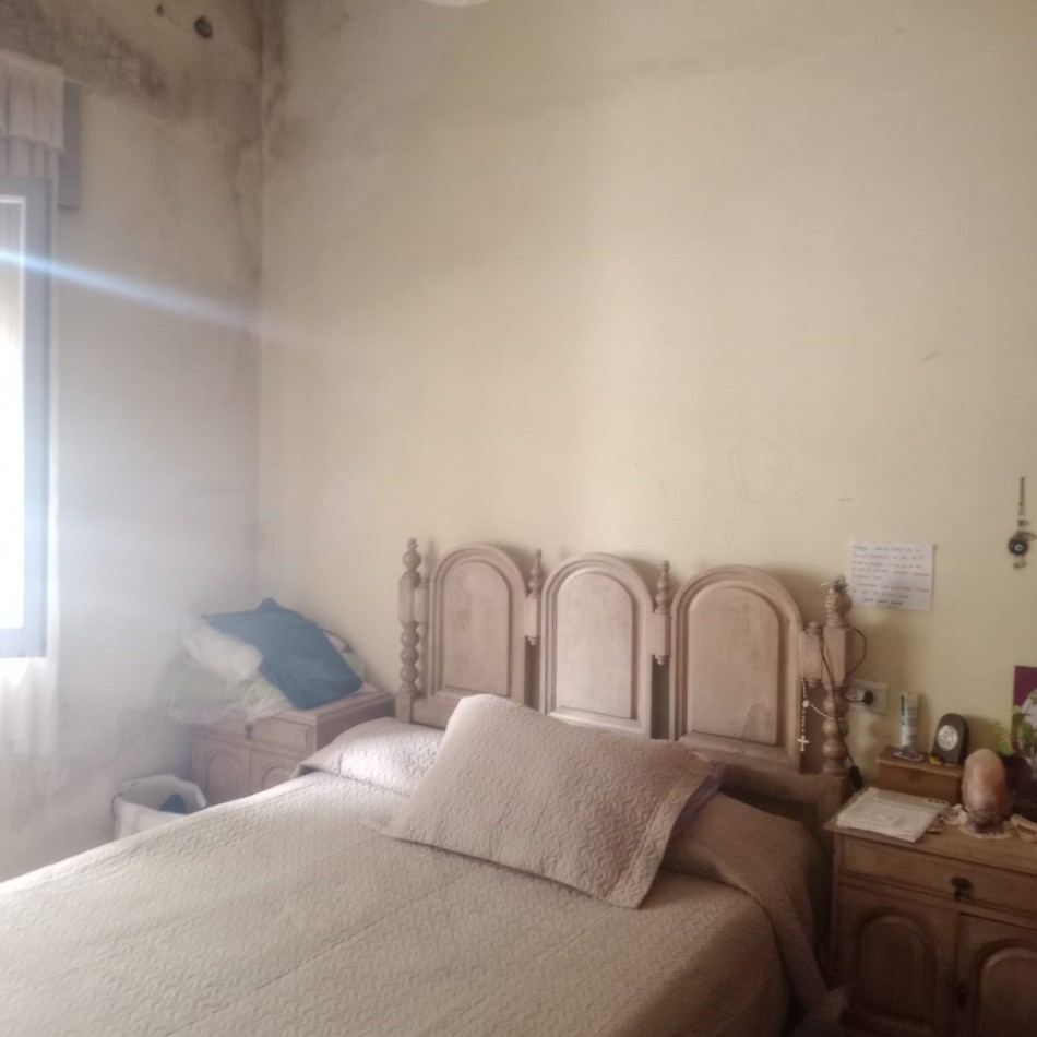 VILLA ADELA, LINDA ZONA, AMPLIA VIVIENDA.-  