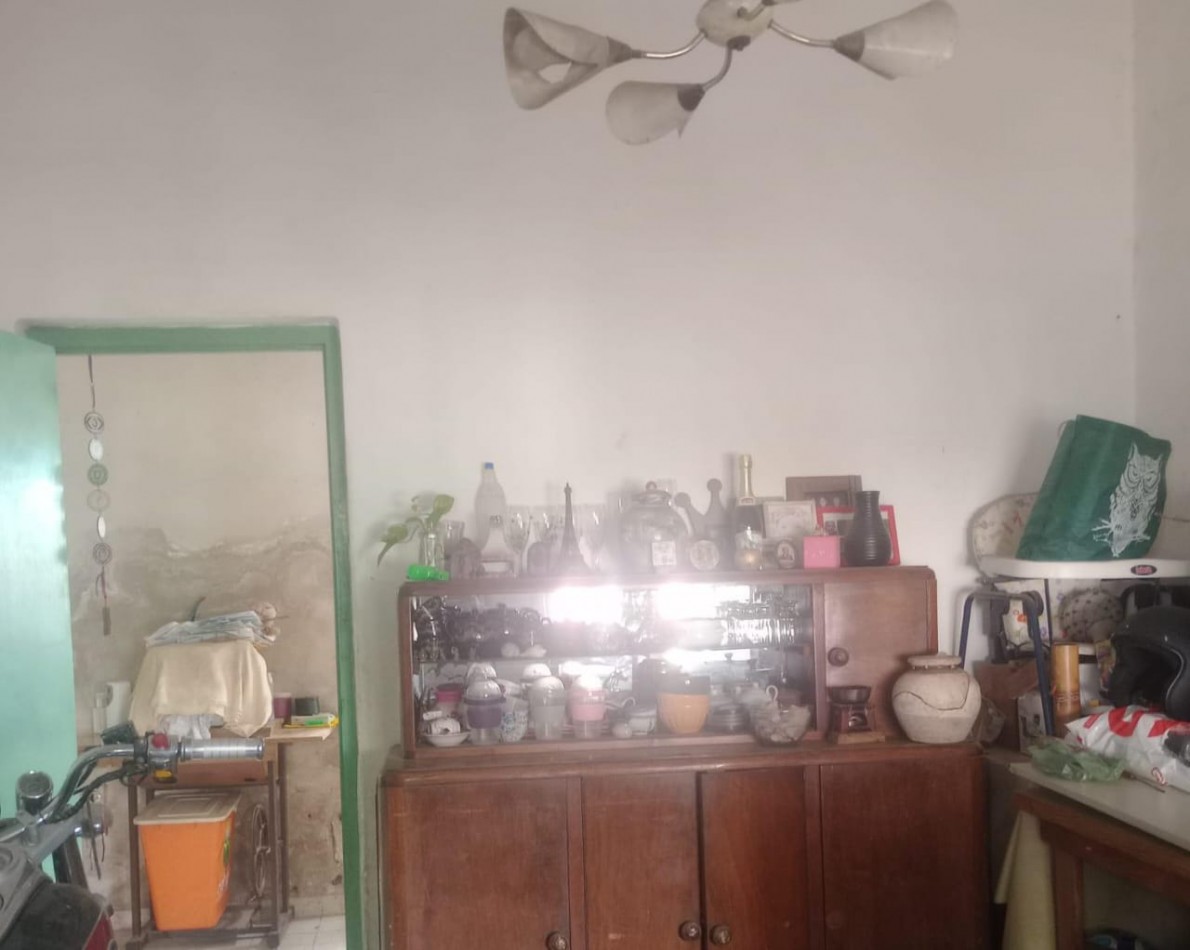 VILLA ADELA, LINDA ZONA, AMPLIA VIVIENDA.-  