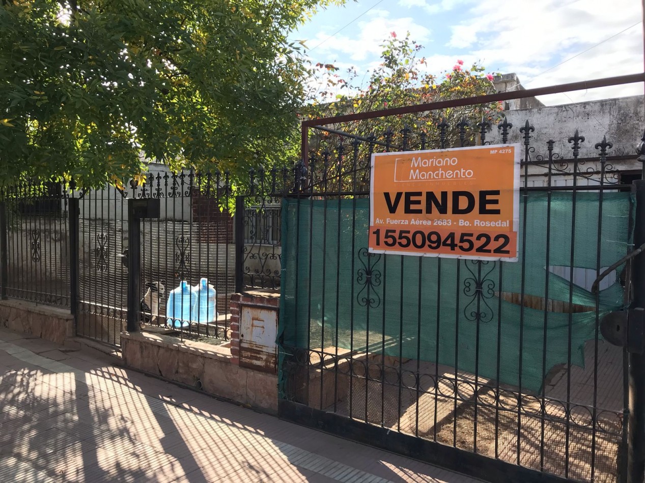 VILLA ADELA, LINDA ZONA, AMPLIA VIVIENDA.-  