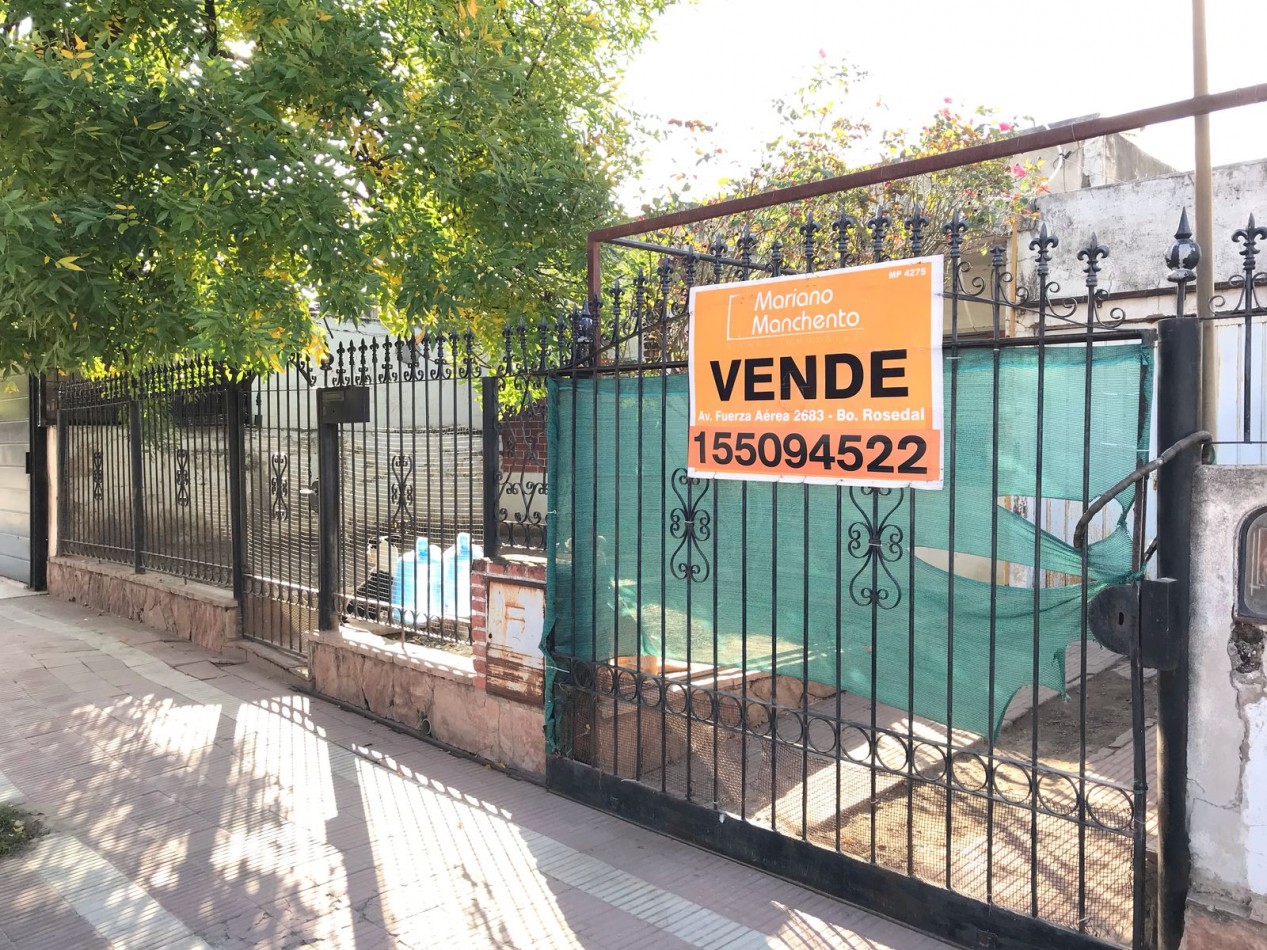 VILLA ADELA, LINDA ZONA, AMPLIA VIVIENDA.-  