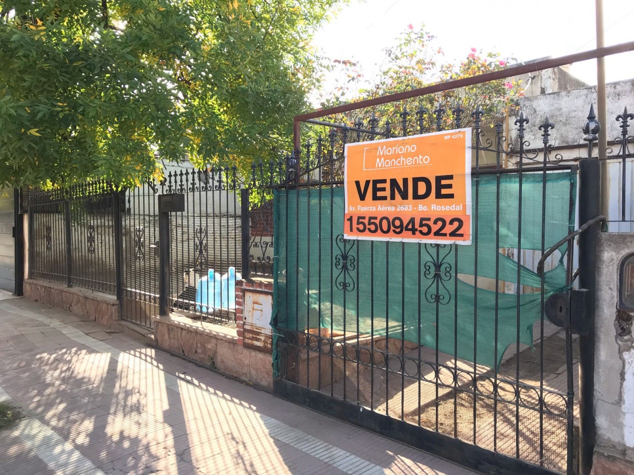 VILLA ADELA, LINDA ZONA, AMPLIA VIVIENDA.-  