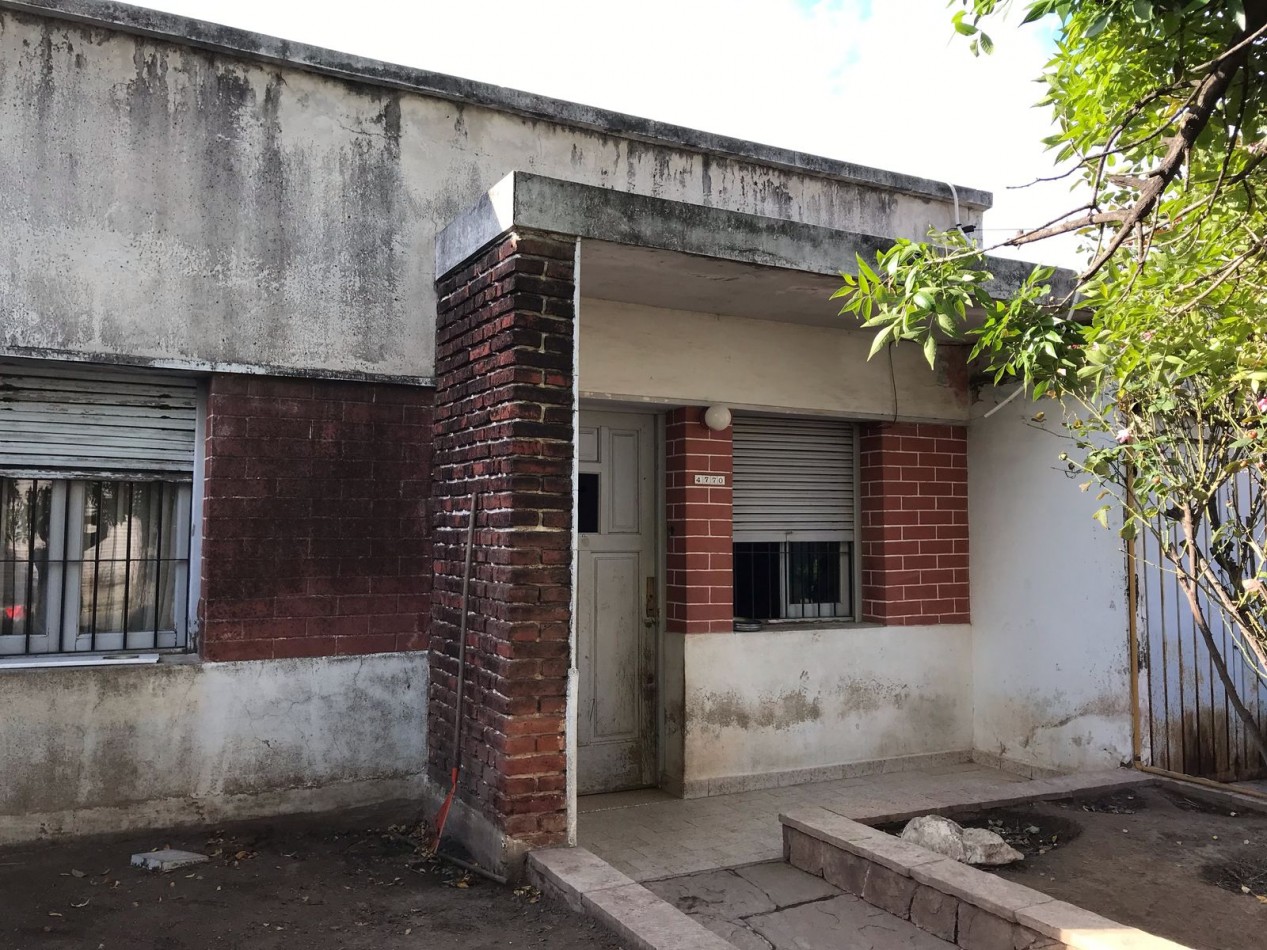 VILLA ADELA, LINDA ZONA, AMPLIA VIVIENDA.-  