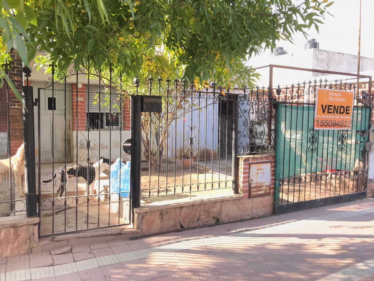 VILLA ADELA, LINDA ZONA, AMPLIA VIVIENDA.-  